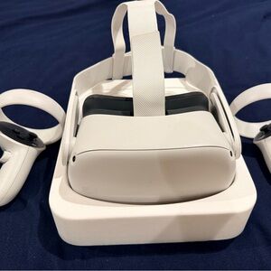 White oculus Quest VR Headset with Controllers